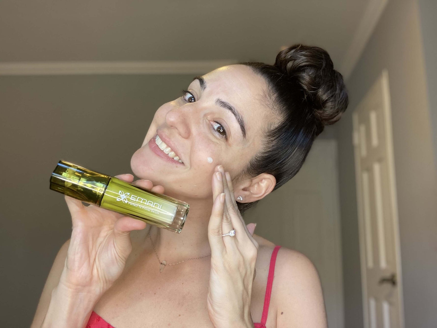 Emani Ambassador: How Elizabeth Keeps Her Healthy Skin as a Flight Attendant!